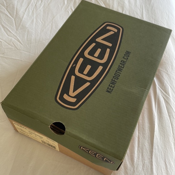 Girl’s Keen size 4 walking shoes - Picture 8 of 9